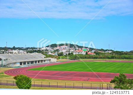 《沖縄県》読谷村 陸上競技場と町並み 124513771