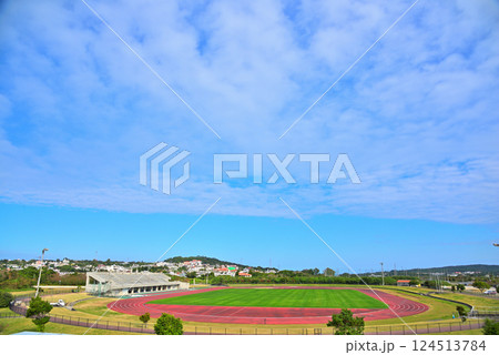 《沖縄県》読谷村 陸上競技場と町並み 124513784