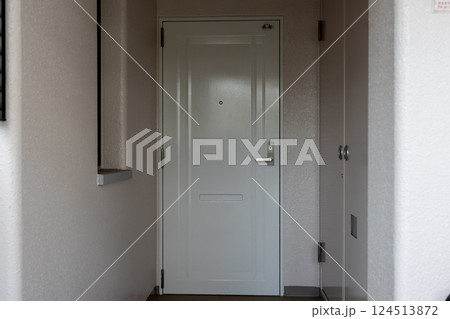 賃貸集合住宅の玄関ドア 124513872