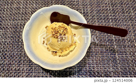 蕎麦殻かかかったそばアイスクリーム 124514006