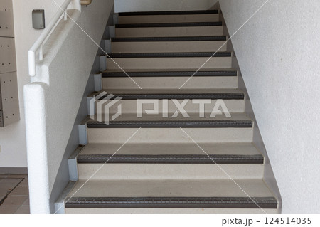 集合住宅の階段 124514035