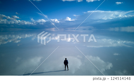 天空を歩く人 〜ウユニ塩湖の鏡面世界〜 124514148