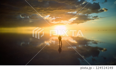 ウユニ塩湖の夕焼けと天空の鏡 ウユニ塩湖の夕焼けと天空の鏡 124514149
