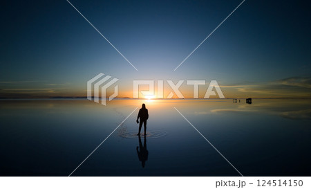 ウユニ塩湖の夕焼けと天空の鏡 124514150