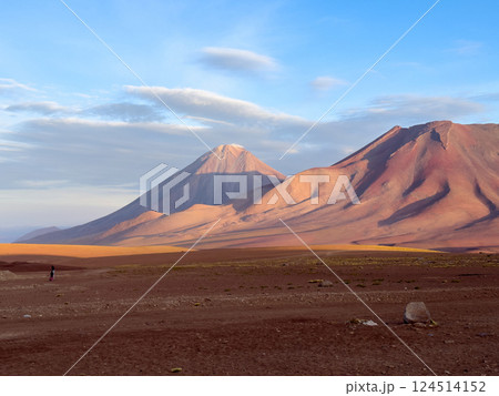 夕陽に染まるアンデス山脈とリカンカブール火山(ボリビア・チリ国境) 夕陽に染まるアンデス山脈とリカンカブール火山(ボリビア・チリ国境) 124514152