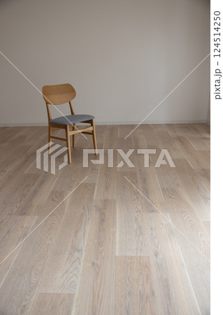 部屋の中に置かれた1脚の椅子 124514250