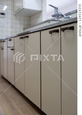 引っ越し前の賃貸集合住宅のキッチン 124514355