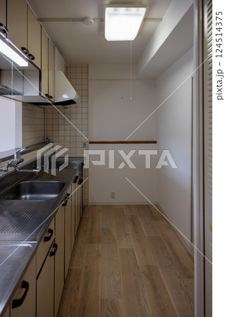 引っ越し前の賃貸集合住宅のキッチン 124514375