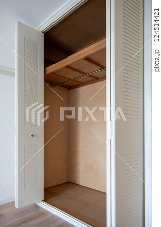 入居前の賃貸住宅の空っぽのクローゼット 入居前の賃貸住宅の空っぽのクローゼット 124514421