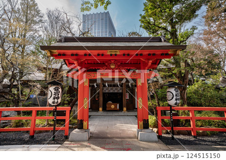 愛宕神社 社殿と丹塗りの門　東京都港区 124515150
