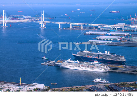 日本の横浜都市景観 出港するノールダムを望む。手前は飛鳥Ⅱ（シーボーン・クエストが初入港）＝30日 124515489