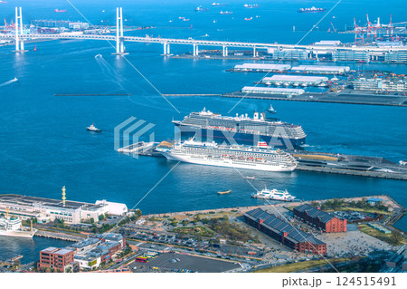日本の横浜都市景観 出港するノールダムを望む。手前は飛鳥Ⅱ(シーボーン・クエストが初入港)=30日 日本の横浜都市景観 出港するノールダムを望む。手前は飛鳥Ⅱ(シーボーン・クエストが初入港)=30日 124515491