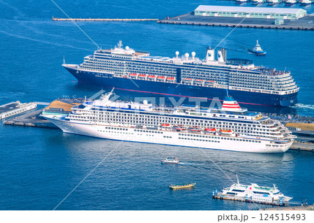 日本の横浜都市景観 出港するノールダムを望む。手前は飛鳥Ⅱ（シーボーン・クエストが初入港）＝30日 124515493