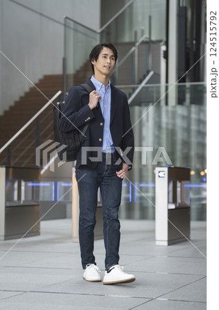 ビジネスリュックを持って歩くアラサーのビジネスマン ビジネスリュックを持って歩くアラサーのビジネスマン 124515792