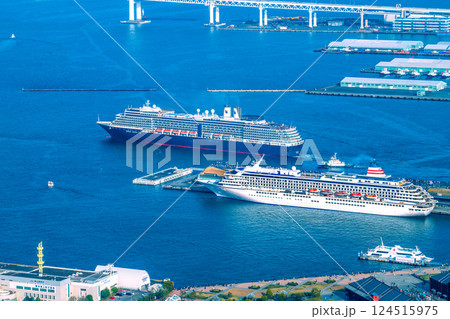日本の横浜都市景観 出港するノールダムを望む。手前は飛鳥Ⅱ(シーボーン・クエストが初入港)=30日 日本の横浜都市景観 出港するノールダムを望む。手前は飛鳥Ⅱ(シーボーン・クエストが初入港)=30日 124515975