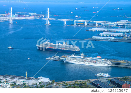 日本の横浜都市景観 出港するノールダムを望む。手前は飛鳥Ⅱ（シーボーン・クエストが初入港）＝30日 124515977