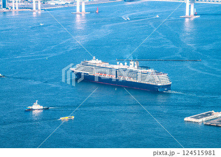 日本の横浜都市景観 出港するノールダムを望む。（この日、シーボーン・クエストが初入港）＝30日 124515981
