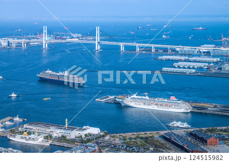 日本の横浜都市景観 出港するノールダムを望む。手前は飛鳥Ⅱ（シーボーン・クエストが初入港）＝30日 124515982