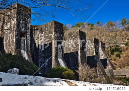 雪の残る豊稔池ダム 雪の残る豊稔池ダム 124516023