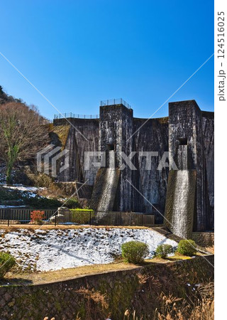 雪の残る豊稔池ダム 124516025
