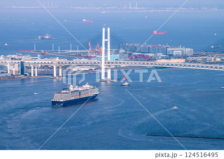 日本の横浜都市景観 出港するノールダムを望む。(大さん橋には飛鳥Ⅱ)(シーボーン・クエストが初入港) 日本の横浜都市景観 出港するノールダムを望む。(大さん橋には飛鳥Ⅱ)(シーボーン・クエストが初入港) 124516495