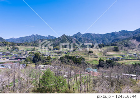 大自然の田園風景と桜並木「湯の温かさと桜の美しさに癒やされる」天岩戸の湯(宮崎県西臼杵郡高千穂町) 大自然の田園風景と桜並木「湯の温かさと桜の美しさに癒やされる」天岩戸の湯(宮崎県西臼杵郡高千穂町) 124516544