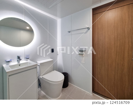 clean and modern bathroom interior clean and modern bathroom interior 124516709