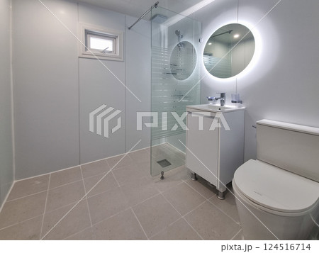clean and modern bathroom interior 124516714