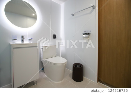 clean and modern bathroom interior clean and modern bathroom interior 124516726