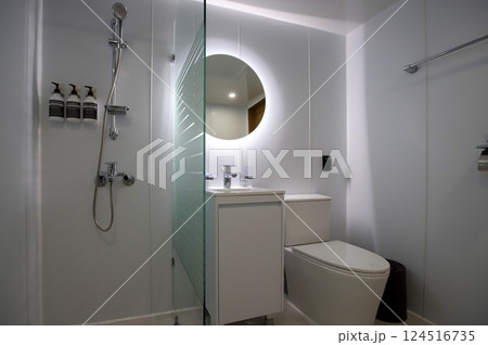 clean and modern bathroom interior 124516735