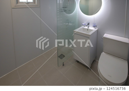 clean and modern bathroom interior clean and modern bathroom interior 124516736