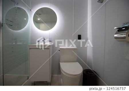 clean and modern bathroom interior 124516737