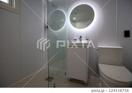 clean and modern bathroom interior clean and modern bathroom interior 124516738