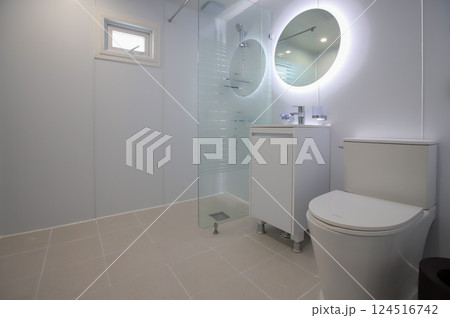 clean and modern bathroom interior 124516742