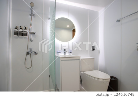 clean and modern bathroom interior 124516749