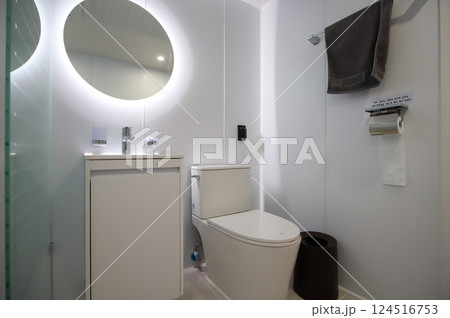 clean and modern bathroom interior clean and modern bathroom interior 124516753