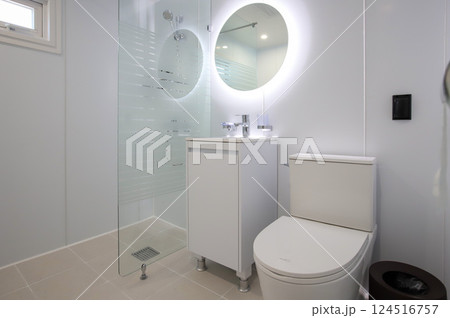 clean and modern bathroom interior 124516757