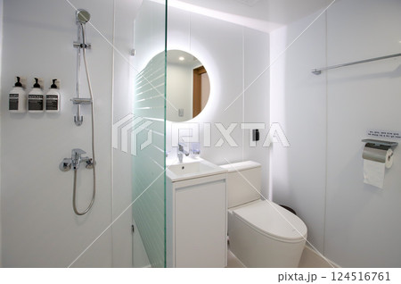 clean and modern bathroom interior clean and modern bathroom interior 124516761