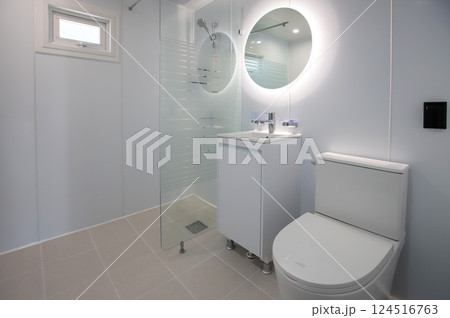 clean and modern bathroom interior 124516763