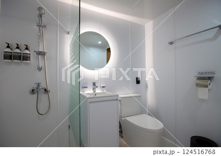 clean and modern bathroom interior 124516768
