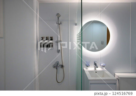 clean and modern bathroom interior 124516769