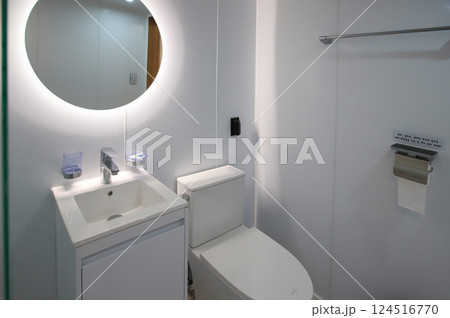 clean and modern bathroom interior clean and modern bathroom interior 124516770
