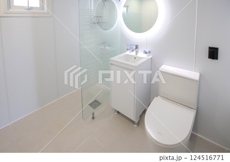 clean and modern bathroom interior 124516771
