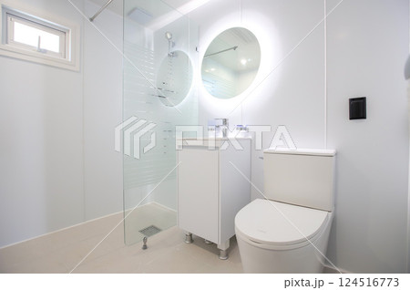 clean and modern bathroom interior clean and modern bathroom interior 124516773
