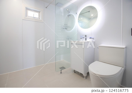 clean and modern bathroom interior 124516775