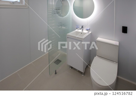 clean and modern bathroom interior 124516782