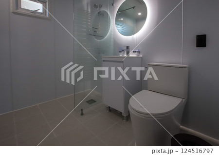 clean and modern bathroom interior 124516797