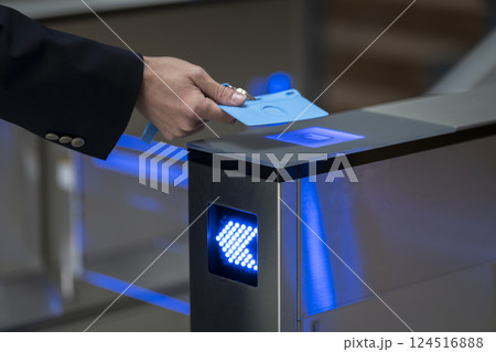 オフィスビルのセキュリティゲートを通るビジネスマンの手元 124516888