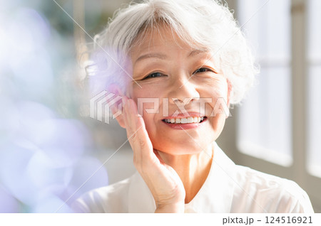 シニア女性　ビューティ 124516921