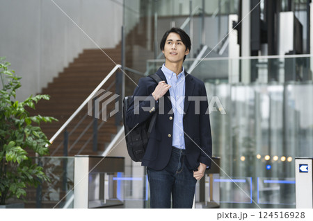 若いビジネスマン 出勤・退勤イメージ 若いビジネスマン 出勤・退勤イメージ 124516928